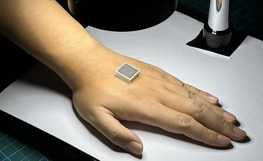 Imagen: prototipo de transductores ultrasónicos en forma de parche personalizados que se adhieren al cuerpo humano mediante materiales blandos de gel bioadhesivo (Fotografía cortesía de SMART WITEC)