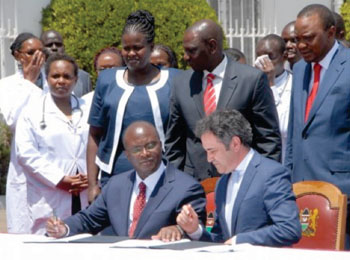 Image: James Macharia and Farid Fezoua sign the agreement presided over by Kenyan President Uhuru Kenyatta (Photo courtesy of GE Healthcare).