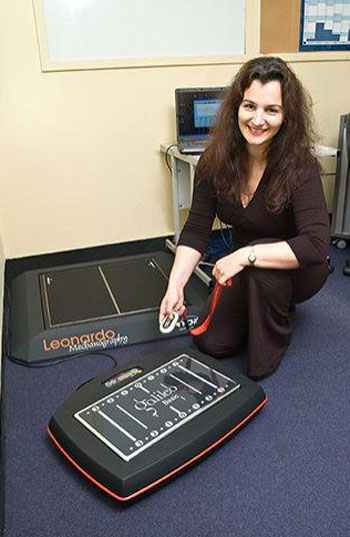 Image: Dr. Silmara Gusso and the WBVT plate (Photo courtesy of the University of Auckland).