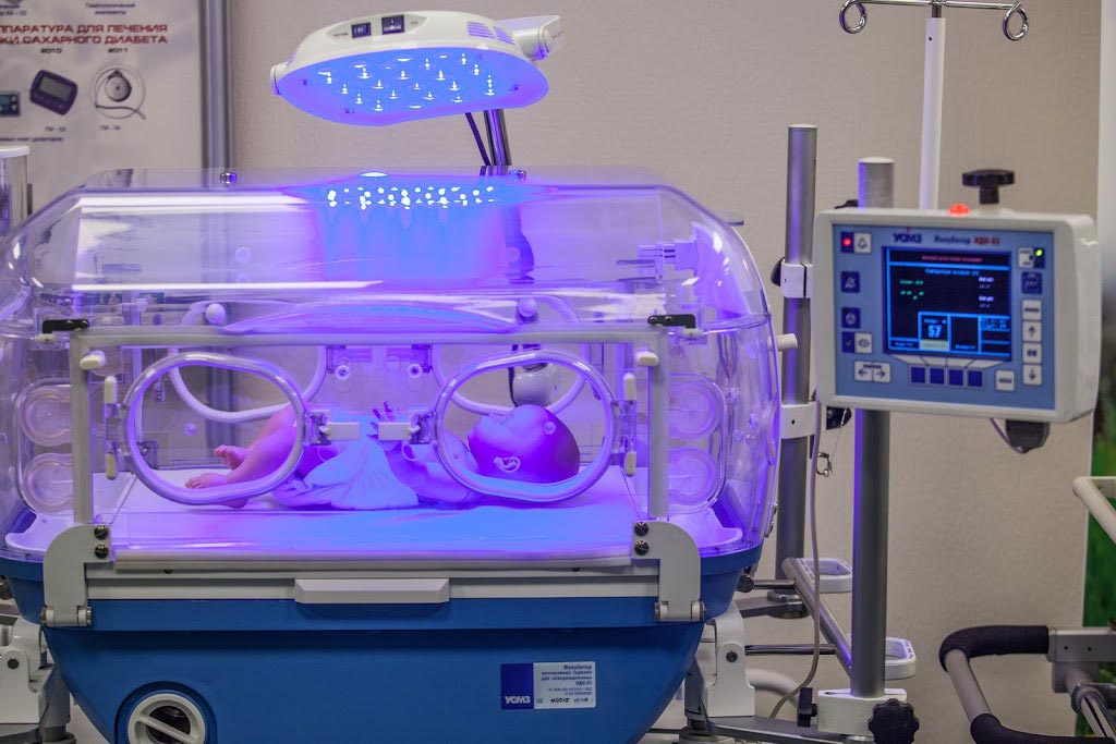 Image: A neonatal incubator and the OFN-03 phototherapy lamp (Photo courtesy of Shvabe).