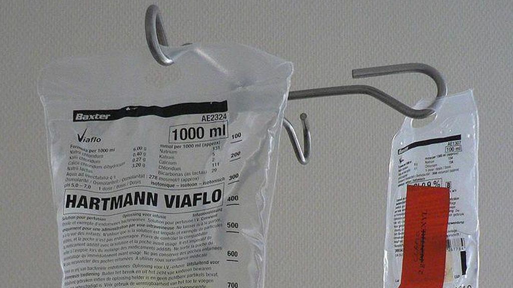 Image: A new study shows IV administration of balanced crystalloids is safer than saline (Photo courtesy of Wikimedia).