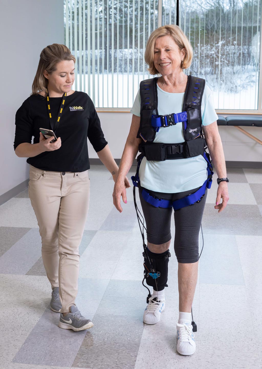 Устройство для тренировки походки помогает реабилитации пациента после перенесенного инсульта (фото любезно предоставлено ReWalk).