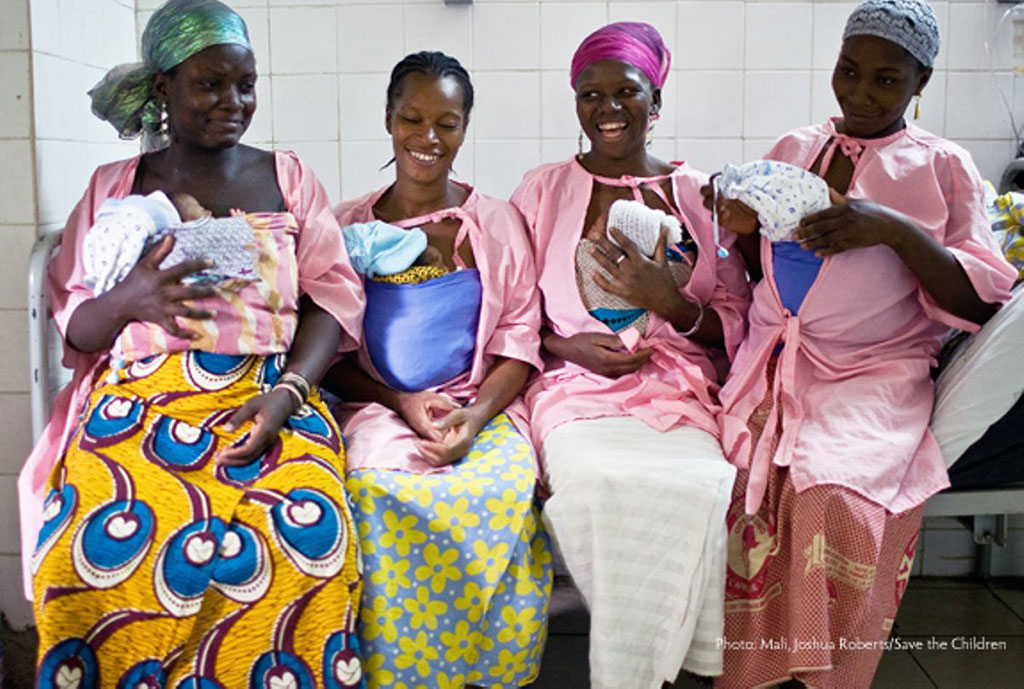 Image: Four mothers in Mali sharing the KMC experience (Photo courtesy of Joshua Robers/ Save the Children)