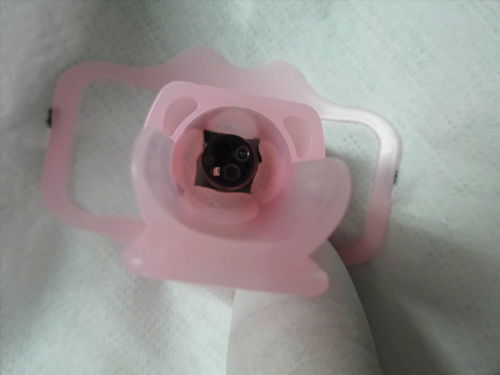 Image: Inside view of the mouthpiece and non-woven paper cover (Photo courtesy of Hiroyuki Endo)