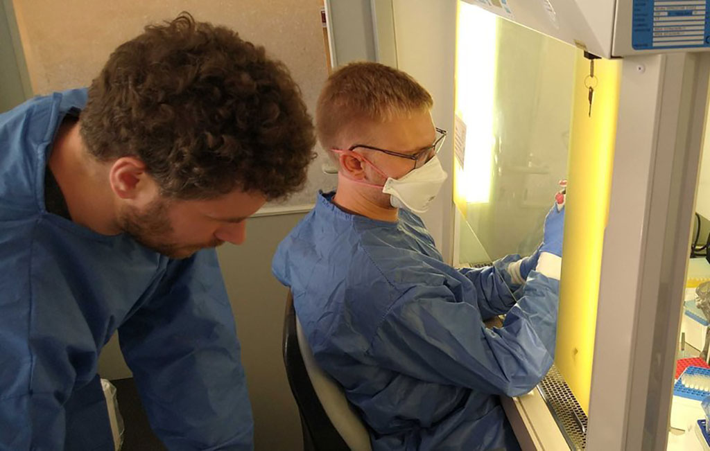 Image: Researchers Stephan Riesenberg (left) and Lukas Bokelmann (right) in the lab at the St. Georg Hospital Leipzig (Photo courtesy of MPI f. Evolutionary Anthropology)