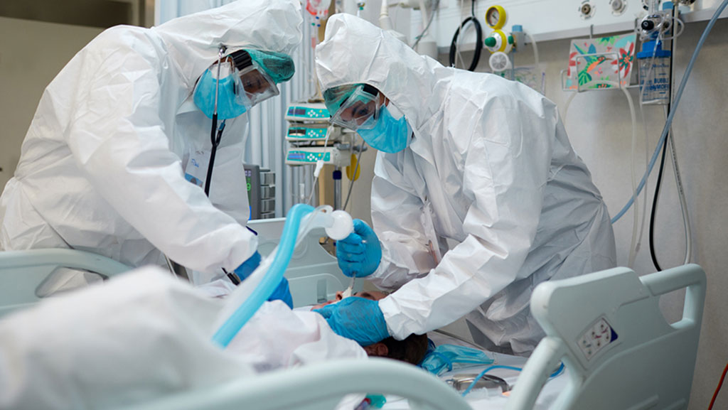 A patient with severe COVID-19 is intubated in the intensive care unit. (Photo courtesy of iStock.com/Tempura)