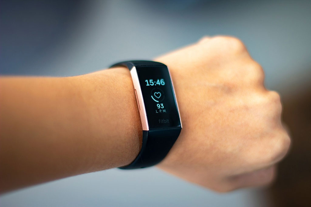 Image: New Algorithm Reads Data from Smartwatches to Alert Wearers to Bodily Stress, Including COVID-19  (Photo courtesy of Myriam B/Shutterstock.com)