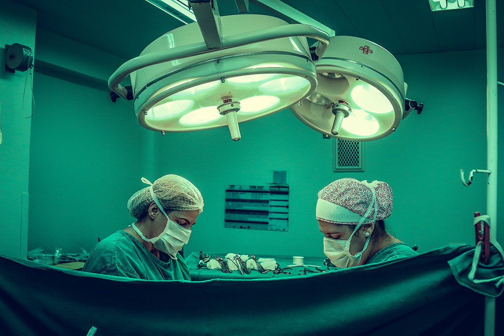 Image: Lighting up tumors could help surgeons remove them more precisely (Photo courtesy of Pexels)