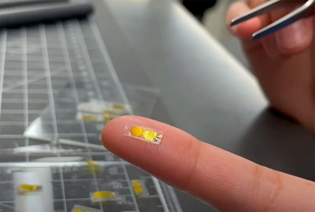 Image: Sensor on a fingertip (Photo courtesy of Northwestern University)