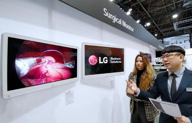Image: The mini-LED monitor is capable of displaying surgery scenes (Photo courtesy of LG Electronics)