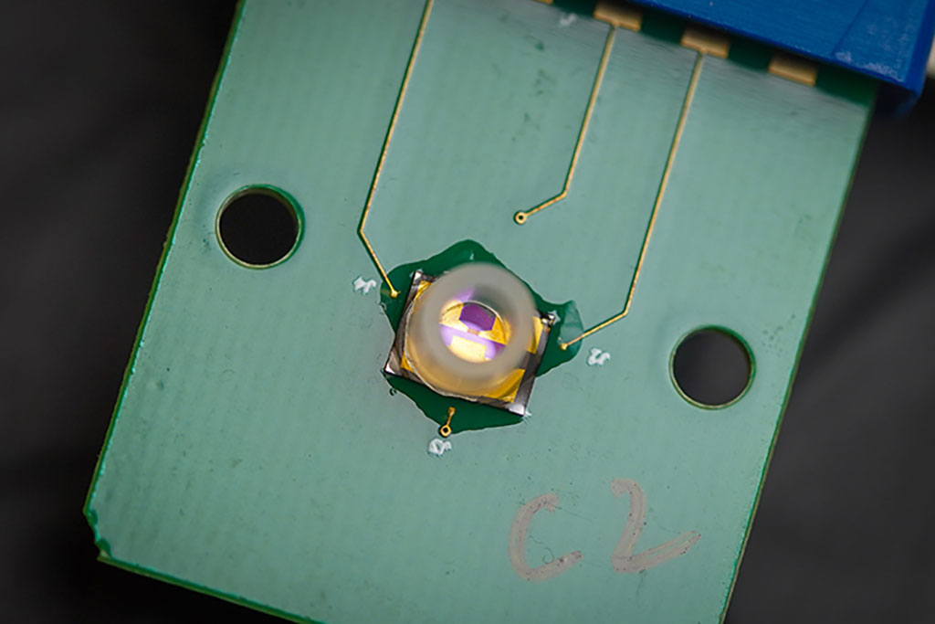 Image: The biosensor consists of a chip with a highly sensitive transistor (Photo courtesy of UC San Diego)