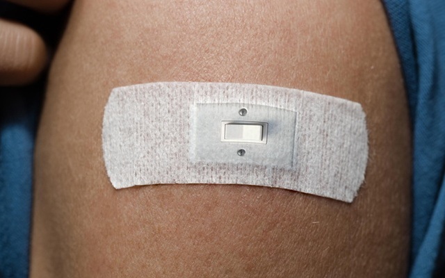 Image: A skin patch with nitroglycerine is the switch that controls an implant underneath (Photo courtesy of Josef Kuster/ETH Zurich)