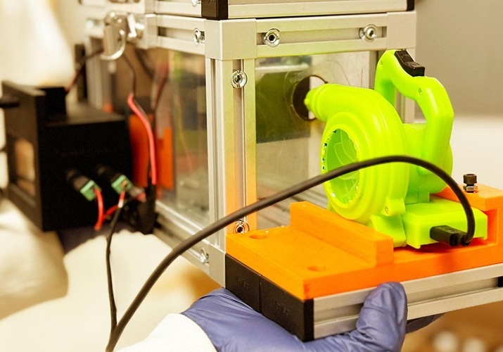Image: The new device can detect molecules in air samples to diagnose a wide array of diseases (Photo courtesy of UChicago)