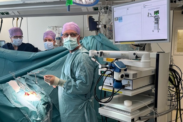 Image: A medical team using the new imaging probe for a better view of cancerous tumors during non-brain cancer surgery (Photo courtesy of Eramus University Medical Center)