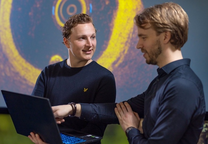 Image: Technical physician Jos Thannhauser shows OCT image of the coronary arterial walls (Photo courtesy of Radboudumc)