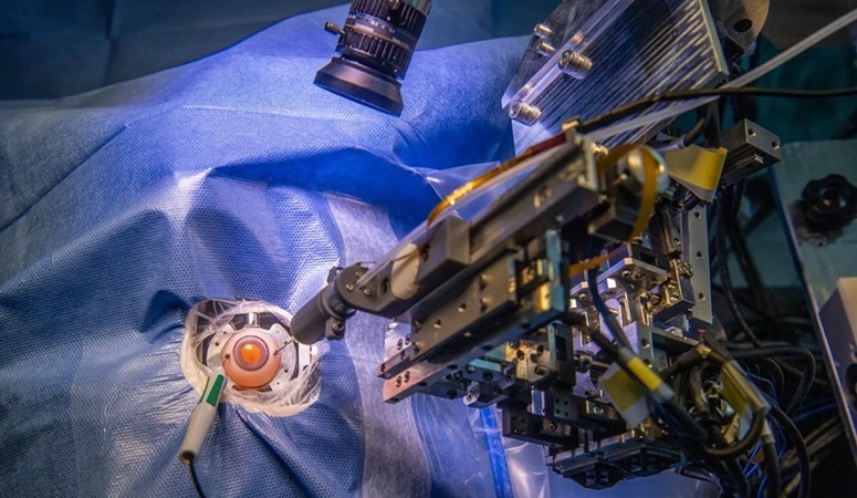 Image: The robot delivers injections with an accuracy of 15 micrometers (Photo courtesy of TUM)