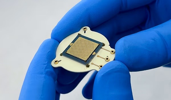 Image: Miniaturizing complex MS technology to chip scale eliminates the use of traditional laboratory equipment (Photo courtesy of Detect-ION)