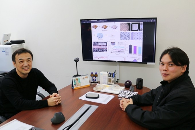 Image: Professor Sungwon Lee (left) and Ph.D. candidate Hyuk-ju Choi (right) created a high-resolution e-skin device on a breathable substrate (Photo courtesy of DGIST)