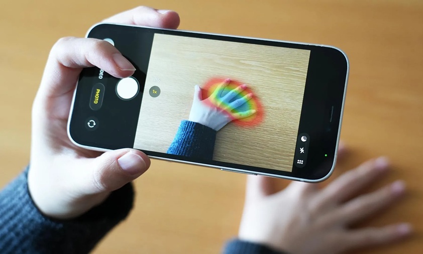 Image: The AI system detects acromegaly using images of the back of the hand and a clenched fist (Photo courtesy of Kobe University)