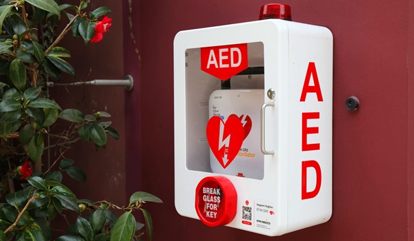 Image: The algorithm uses geospatial clustering of past cardiac arrests to identify hotspots and guide AED placement within 200 meters to reduce retrieval distance for bystanders (photo credit: 123RF)