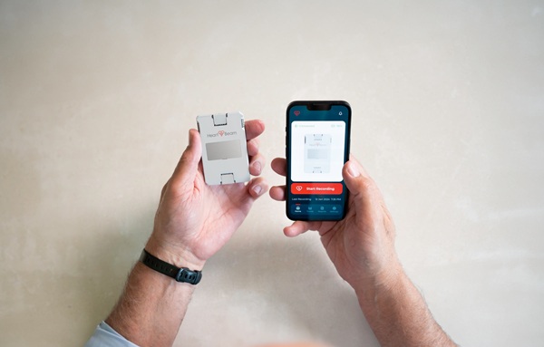 Image: HeartBeam’s credit card-sized device delivers clinical-grade cardiac insights directly to patients anytime, anywhere (Photo courtesy of HeartBeam)