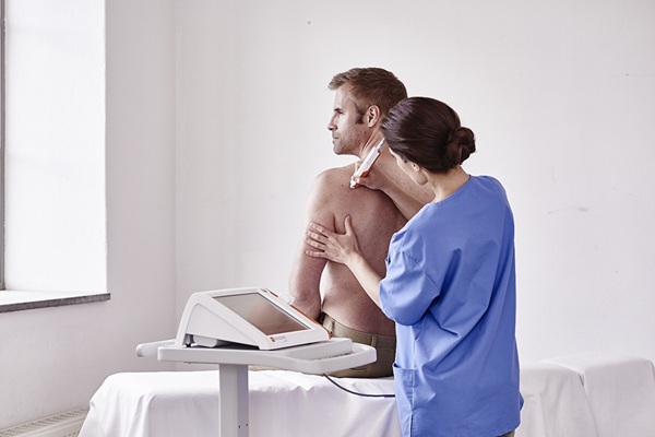 Image: The Nevisense uses a non-invasive procedure that combines EIS technology with AI to provide in-depth skin analysis (photo courtesy of SciBase)