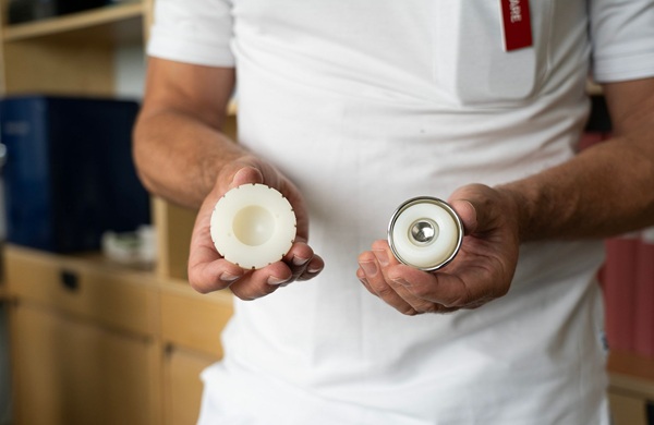 Image: The new implant (to the right) consists of a small ball encased in a larger ball, which gives better stability (Photo courtesy of Sandra Gunnarsson)t
