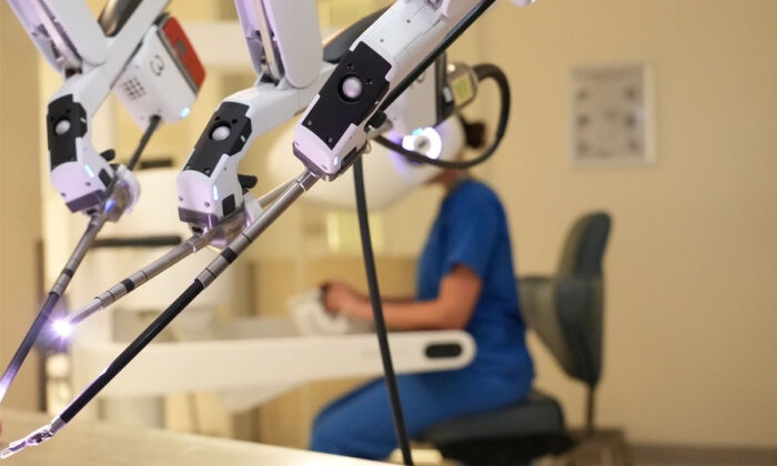 Image: A surgical team has performed the world’s first-reported robotic double transplant of a liver and kidney at WashU Medicine and Barnes-Jewish Transplant Center. (Photo courtesy of BJC HealthCare)