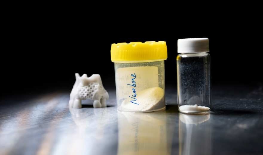 Image: The study is the first to demonstrate a single nanomaterial platform that combines rapid blood clotting, activation of the body’s own latent growth factors, recruitment of bone-forming stem cells and enhanced bone regeneration. (Image Credit: Stef Zingsheim/University of Sydney)