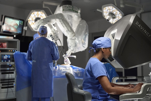 Image: The da Vinci SP system enables single-incision or natural-orifice procedures, enhancing visualization and precision in narrow or deep anatomical spaces (Photo courtesy of Intuitive)