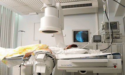 Image: Patient with kidney stones receiving lithotripsy treatment. (Photo courtesy of AJ Photo / Hop American).