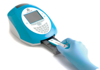 Image: The NephroCheck Test System aids in assessing risk of acute kidney injury using the Astute140 Meter (Photo courtesy of Astute Medical).