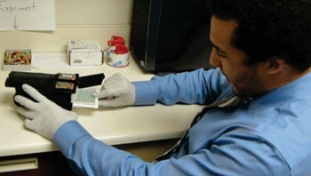 Новый миниатюрный ридер ИФА-микропланшета создан с помощью 3D-принтера и подключается к смартфону, что позволяет врачам выполнять более дешевые быстрые диагностические ИФА-анализы по месту лечения, в том числе в районах с нехваткой ресурсов или в полевых условиях (фото любезно предоставлено UCLA).