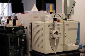 Image: Capillary electrophoresis–mass spectrometry apparatus (Photo courtesy of the Dovichi Group).