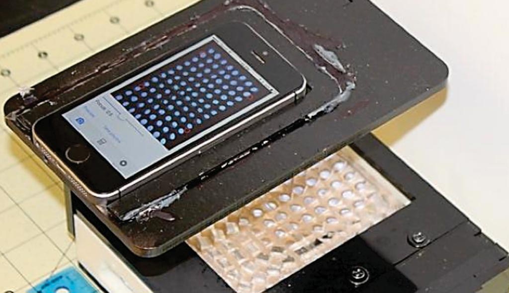 图片：手机上的低成本便携实验室能解读微孔板测定的结果（图片蒙华盛顿州立大学惠赐）。
