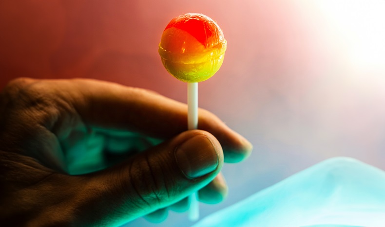 Image: The potentially flavored ‘lollipop’ could help mouth cancer diagnosis (Photo courtesy of University of Birmingham)