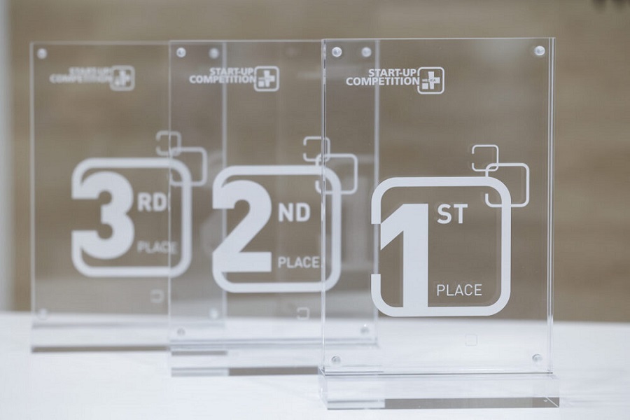 Image: Trophies of the MEDICA START-UP COMPETITION (Photo courtesy of Constanze Tillmann)