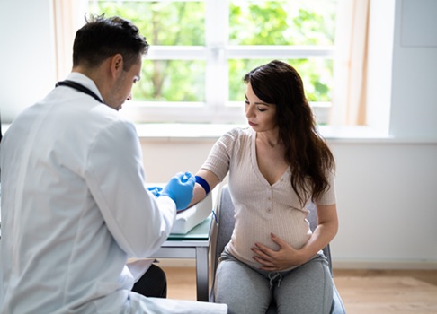 Image: A routine blood sample in the first trimester can give an early warning for preeclampsia with high accuracy (Photo courtesy of 123RF)
