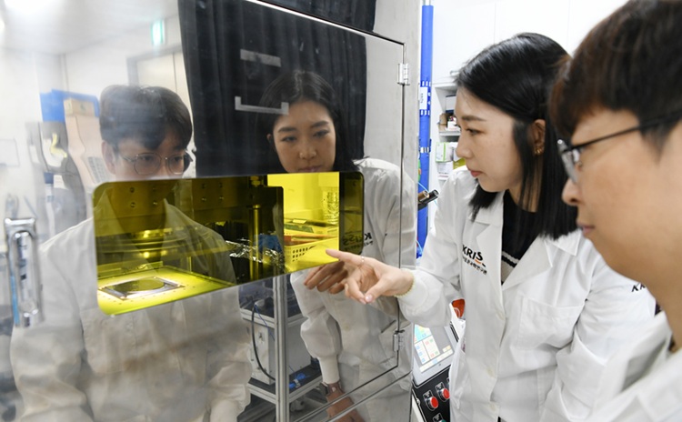 Image: Researchers Dr. Lee Eun Sook and Dr. Lee Jinhyung examine the imprinting equipment used for nanodisk synthesis (Photo courtesy of KRISS)