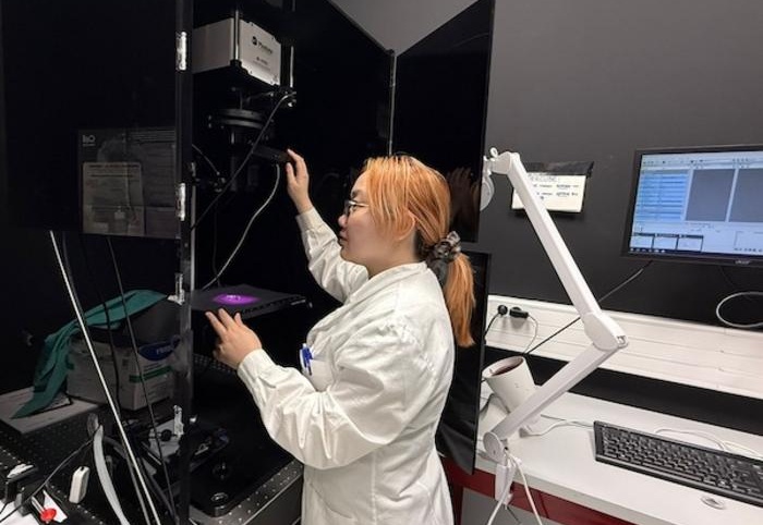 Image: Student researcher Liyan Ming, first author of the study, setting up a fluorescence imaging experiment (Photo courtesy of Riccardo Marin)