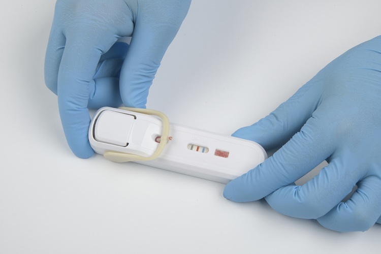 Image: The FebriDx rapid POC test uses a ﬁngerstick blood sample to aid in the diﬀerentiation between bacterial and viral infection (Photo courtesy of Lumos Diagnostics)