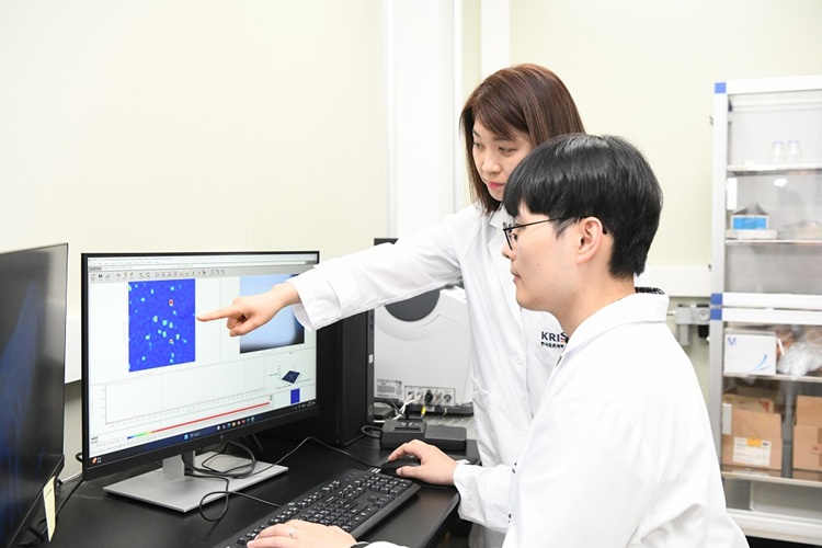 Image: Dr. You Eun-Ah and Dr. Kim Ryeong Myeong analyzing biomarker detection results using the ultrasensitive diagnostic platform (Photo courtesy of KRISS)