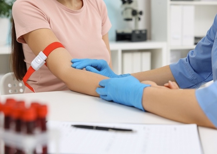 Image: The technology analyzes multiple groups of markers from a single blood sample, providing a noninvasive tool for ovarian cancer detection (Photo courtesy of Shutterstock)