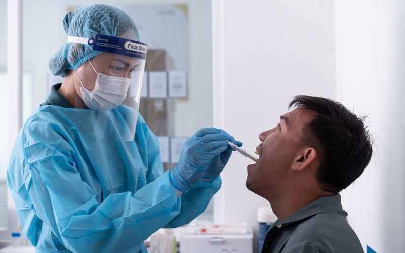 Image: The guidance recommends easy‑to‑collect tongue swab samples and a cost‑saving sputum pooling strategy for TB and rifampicin‑resistant TB. (photo courtesy of WHO / Enric Catala Contreras)