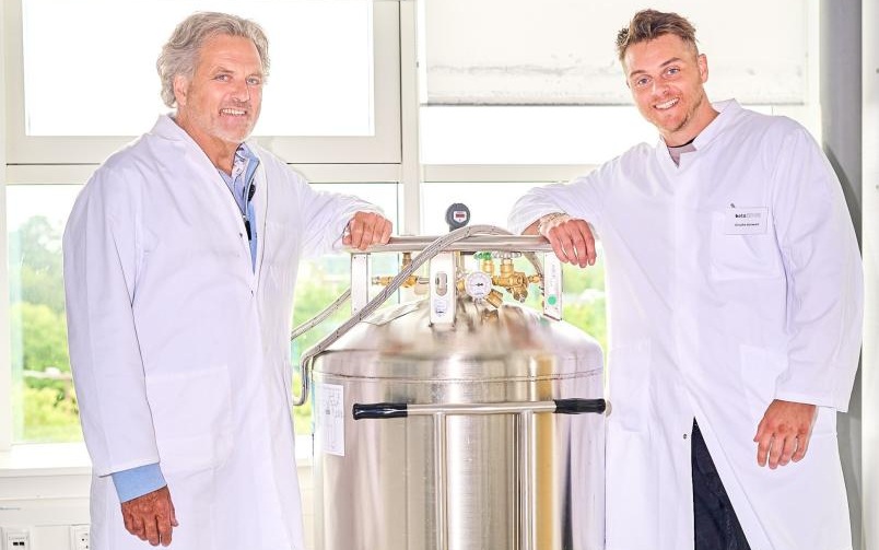 Image: Research team leader Professor Klaus Gerwert and study lead author Dr. Grischa Gerwert in a betaSENSE laboratory (Photo courtesy of Dennis Yenmez/Stadt Bochum)