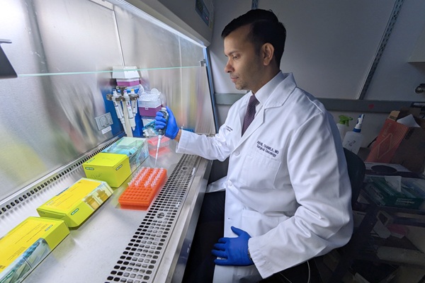 Image: Study senior author Dr. Akhil Chawla, a complex surgical oncologist, working in his lab at Northwestern University Feinberg School of Medicine in Chicago (Photo courtesy of Ben Schamisso / Northwestern University)