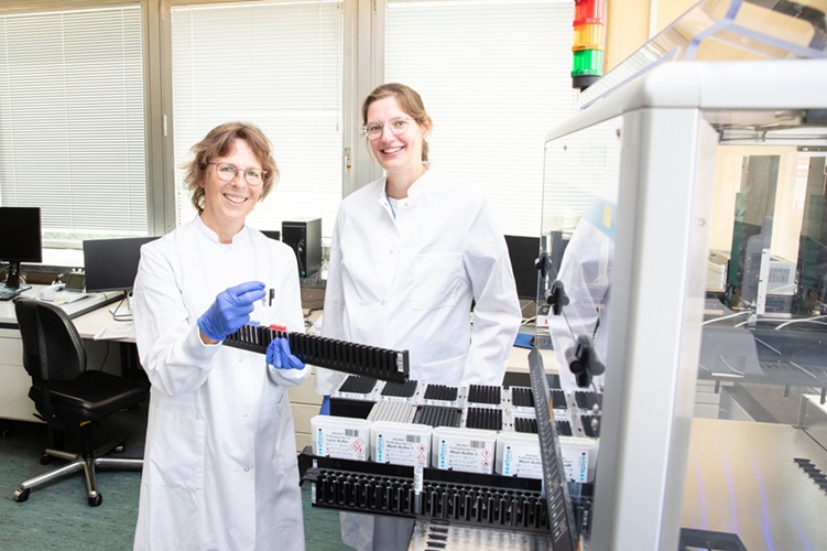 Image: Testing blood samples from patients with liver cirrhosis for hepatitis E viruses and virus-specific antibodies: Dr. Katja Dinkelborg, Ph.D. (right) and Birgit Bremer, medical technologist specializing in laboratory analysis. (Photo courtesy of Karin Kaiser/MHH)