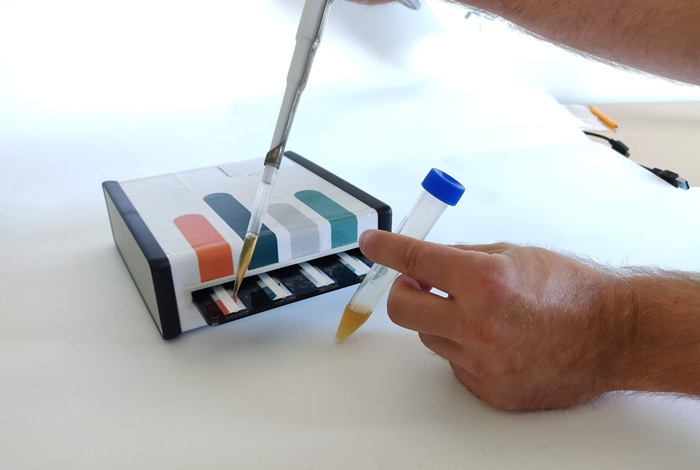 Image: Researchers from the Department of Chemistry at Aarhus University have developed and tested a new technology that can identify and measure the concentration of pharmaceuticals in under 10 minutes. Today, this process takes up to an hour. That is critical waiting time for patients suffering from a stroke. (Image Credit: Aarhus University)