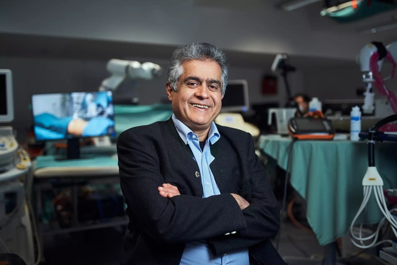 Image: TUM Professor Nassir Navab conducts research into robotic ultrasound (Photo courtesy of Fabian Vogel/TUM)