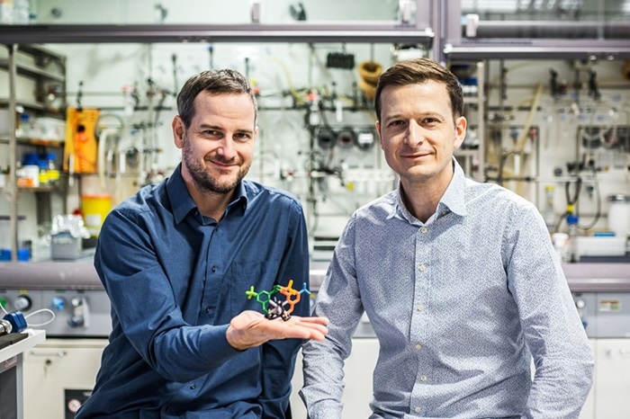 Image: A molecular trap for exotic metals promises improved diagnostics and faster drug development (Photo courtesy of Tomáš Belloň/IOCB Prague)